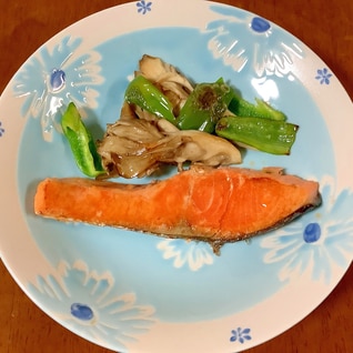 焼き鮭と野菜の付け合わせ